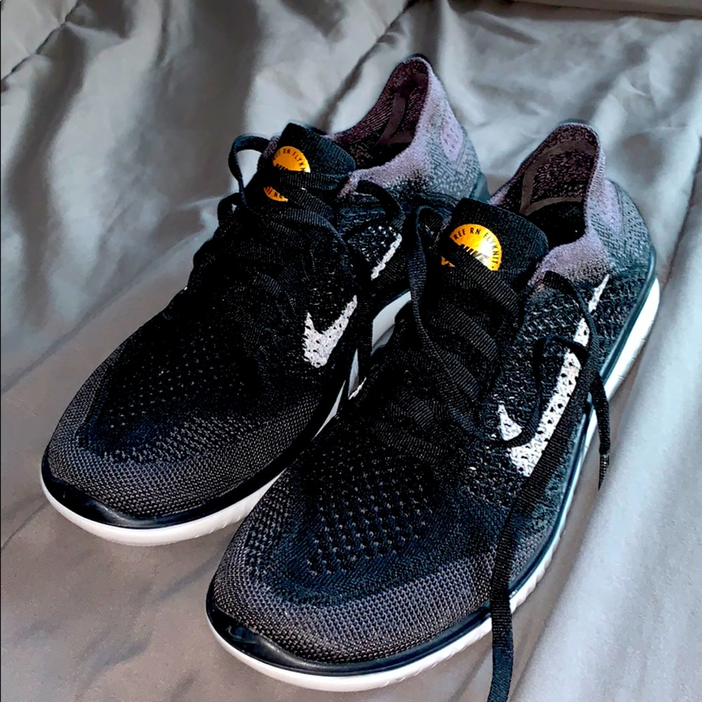 NIKE FREE RUNS